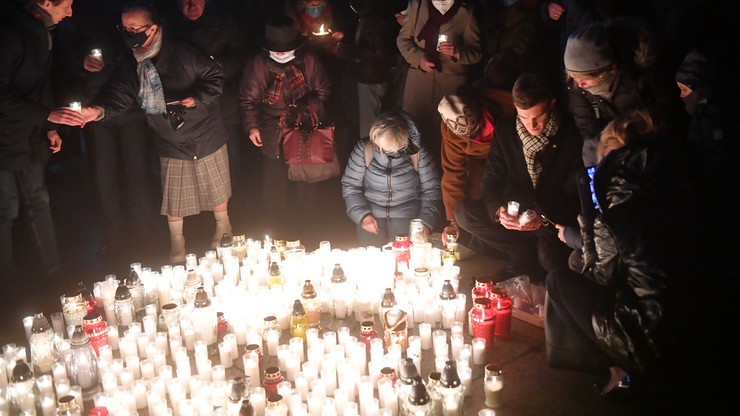 Pamięć ofiar COVID-19. Politycy uczcili zmarłych w Parku Saskim