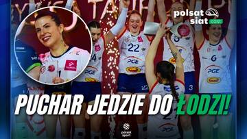 Zdjęcie przedstawia drużynę siatkarską kobiet w strojach sportowych, świętującą zwycięstwo. Na pierwszym planie widoczna jest młoda kobieta trzymająca puchar. W prawym g&oacute;rnym rogu znajduje się logo "Polsat SiatCast". W lewym g&oacute;rnym rogu umieszczono powiększony portret uśmiechniętej zawodniczki. Na dole obrazka widnieje napis "PUCHAR JEDZIE DO ŁODZI!" wykonany zieloną czcionką.