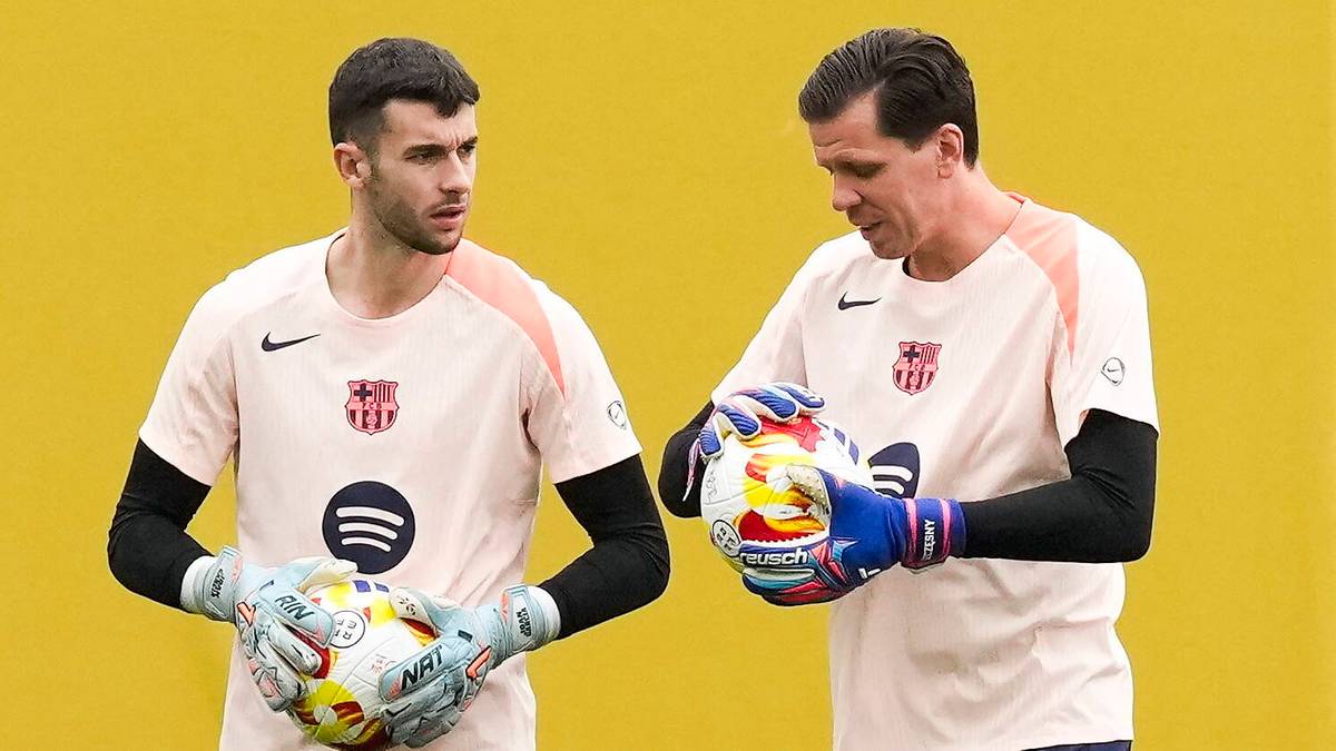 Dw&oacute;ch bramkarzy FC Barcelony w strojach treningowych z piłkami.