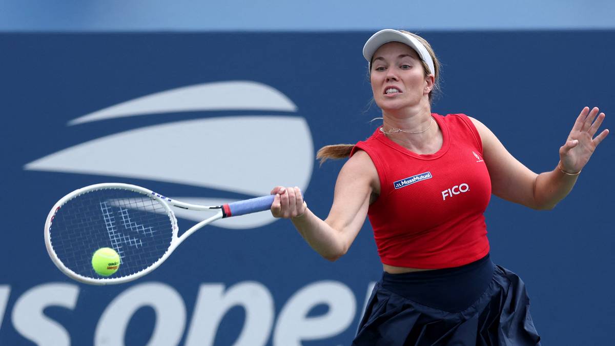 Tenisistka Danielle Collins podczas meczu z rakietą w ręku, w tle logo US Open.