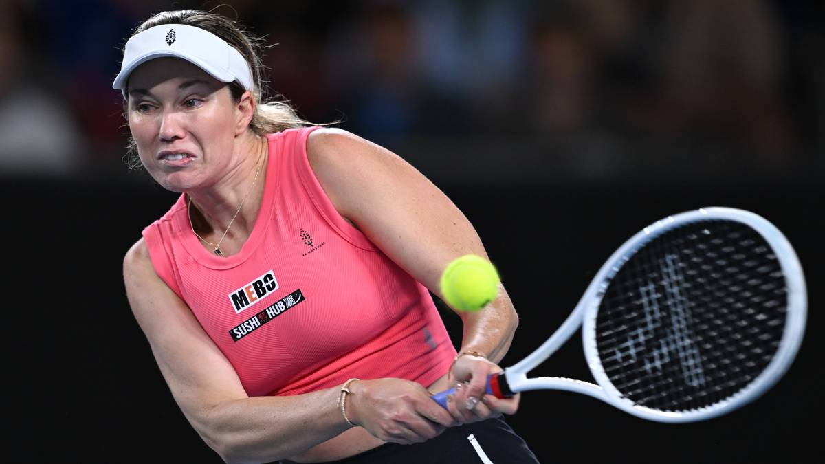 Tenisistka Daniel Collins w akcji na korcie, z rakietą w ręku i piłką lecącą w jej kierunku.