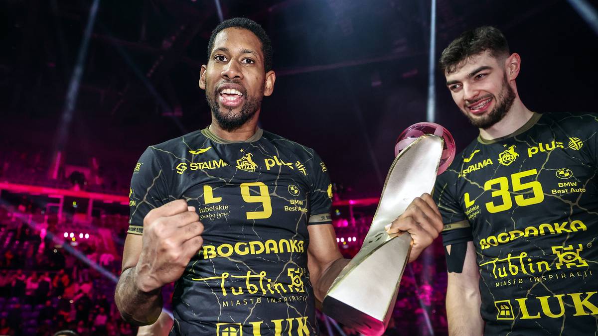 Wilfredo Leon i kolega z drużyny świętują zdobycie pucharu.