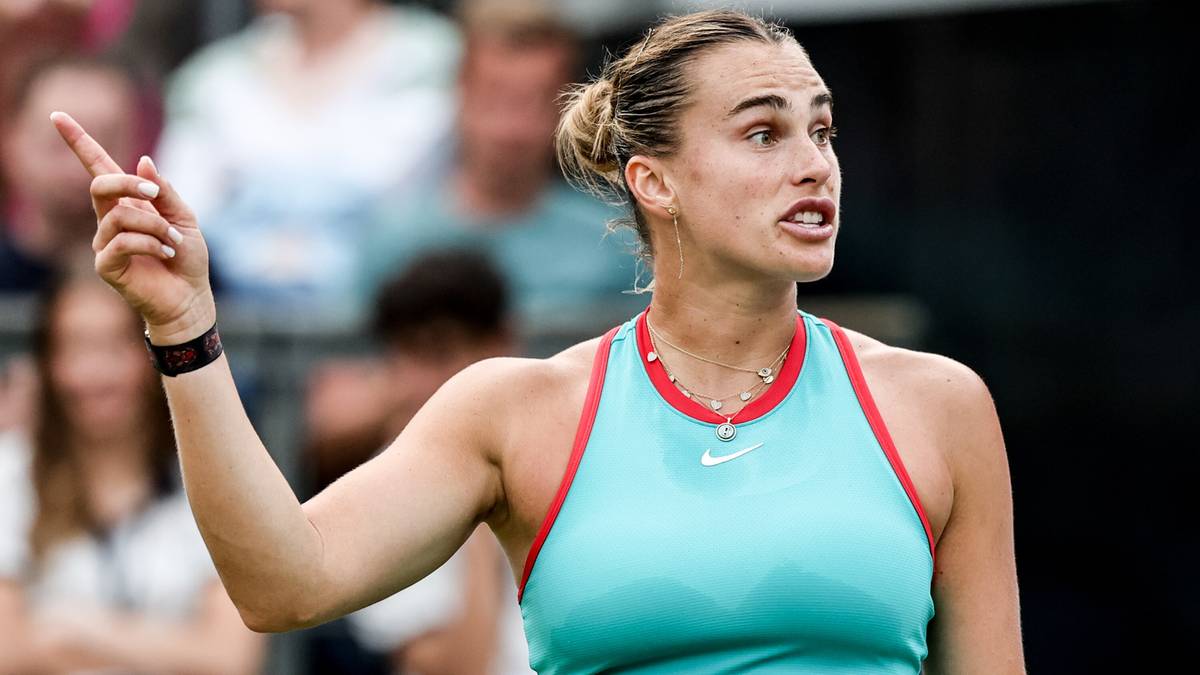 Aryna Sabalenka, tenisistka, wskazuje palcem podczas meczu.