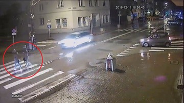 Groźny wypadek w Pruszkowie. Dwie nastolatki potrącone na pasach