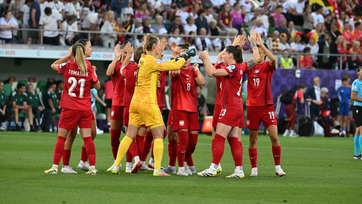 Piłkarki reprezentacji Polski kobiet świętują na boisku podczas meczu.