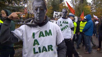"Jestem kłamcą". Przeciwnicy wycinki przebrani za ministra Szyszkę powitali w Puszczy Białowieskiej zagranicznych ekspertów