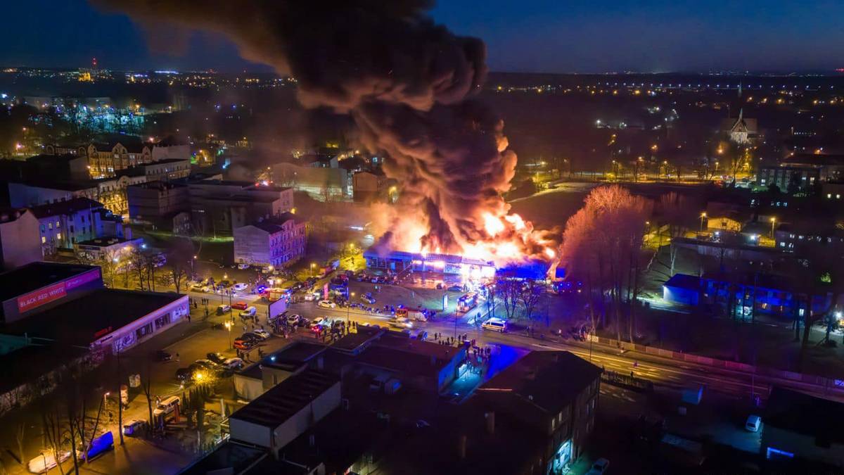 Płonie pawilon handlowy na Śląsku. Strażacy chcą ochronić sąsiedni zakład