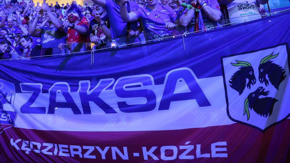 Fragment transparentu z napisem ZAKSA KĘDZIERZYN-KOŹLE oraz herbem klubu.