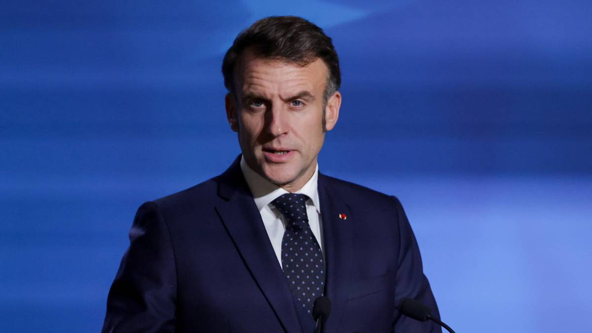Prezydent Francji Emmanuel Macron przemawia za m&oacute;wnicą.