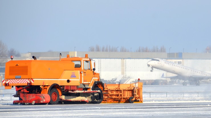 Samolot o mało nie zderzył się z pługami śnieżnymi, które wyjechały na pas startowy