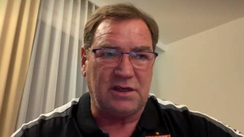 Portret Jana Urbana w okularach, ubranego w czarną koszulkę polo.