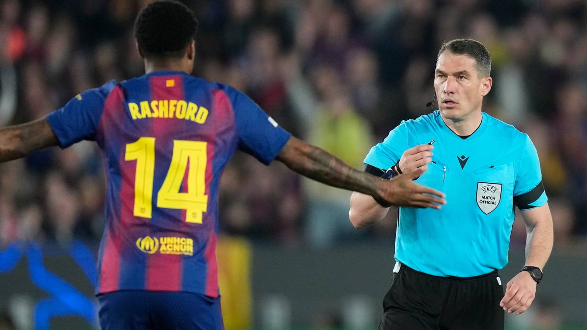 Piłkarz FC Barcelony z numerem 14 rozmawia z sędzią meczu.