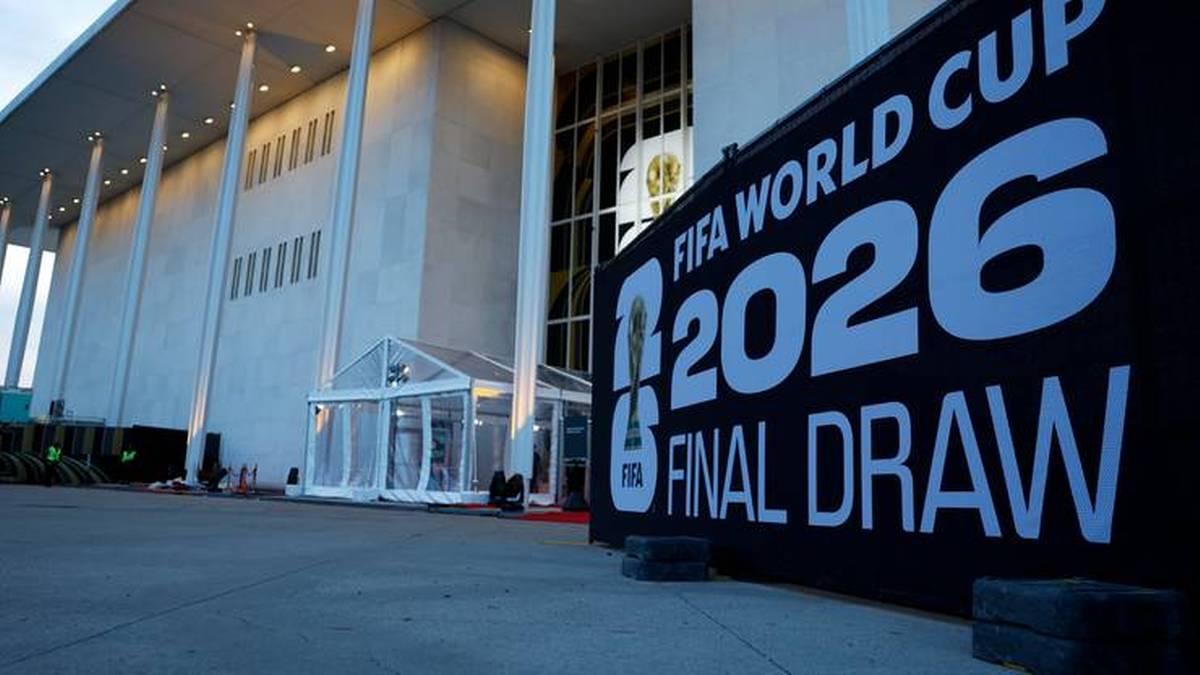 Napis FIFA WORLD CUP 2026 FINAL DRAW na tle budynku.