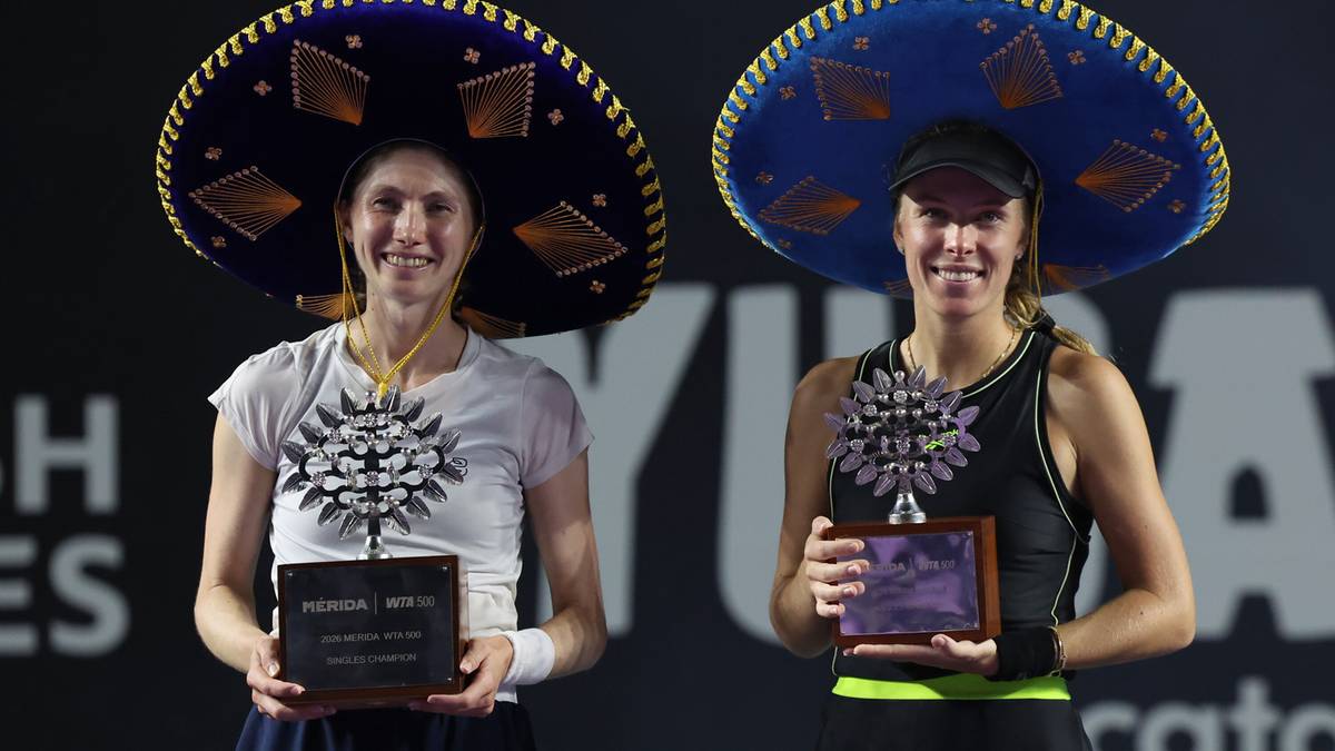 Dwie tenisistki w sombrero z pucharami.