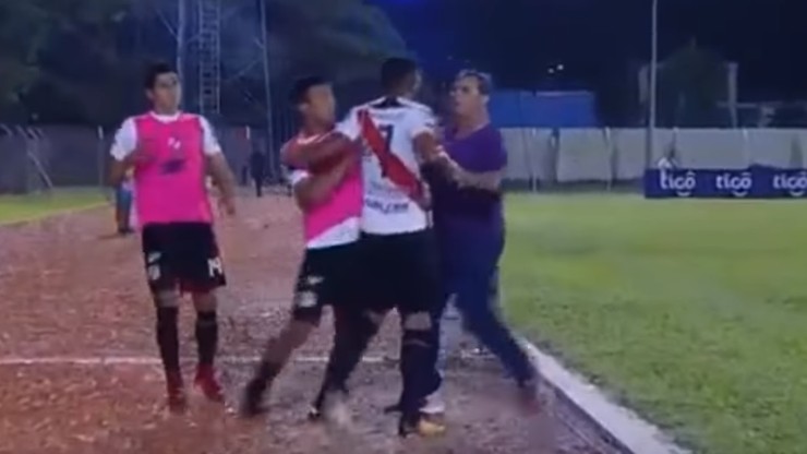 Skandal w Boliwii. Trener zmienił piłkarza, a ten go... zaatakował (WIDEO)
