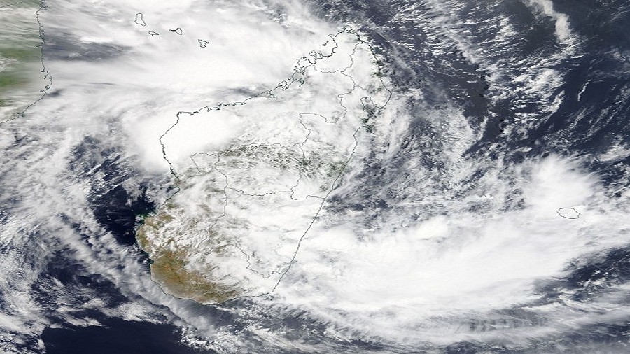 Zdjęcie satelitarne tropikalnego cyklonu Ava nad Madagaskarem. Fot. NASA.