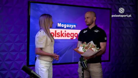 Mężczyzna z bukietem kwiat&oacute;w stoi obok kobiety na tle ekranu z logo "Magazyn Polskiego Sportu".