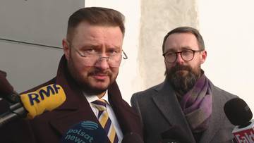 Dw&oacute;ch mężczyzn, jeden z nich Ryszard Bogucki, wypowiada się dla medi&oacute;w.