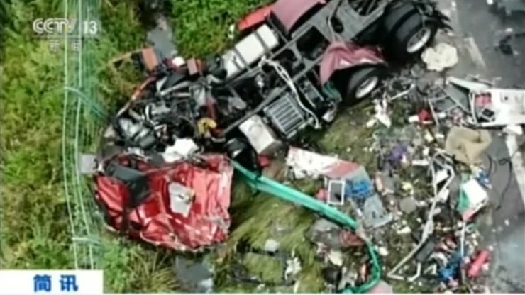 Zderzenie autobusu z ciężarówką w Chinach. 18 osób nie żyje