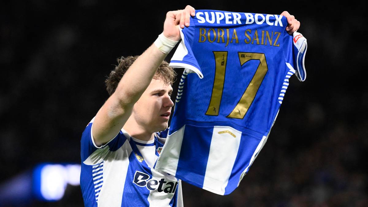 Piłkarz FC Porto podnosi w górę koszulkę z numerem 17