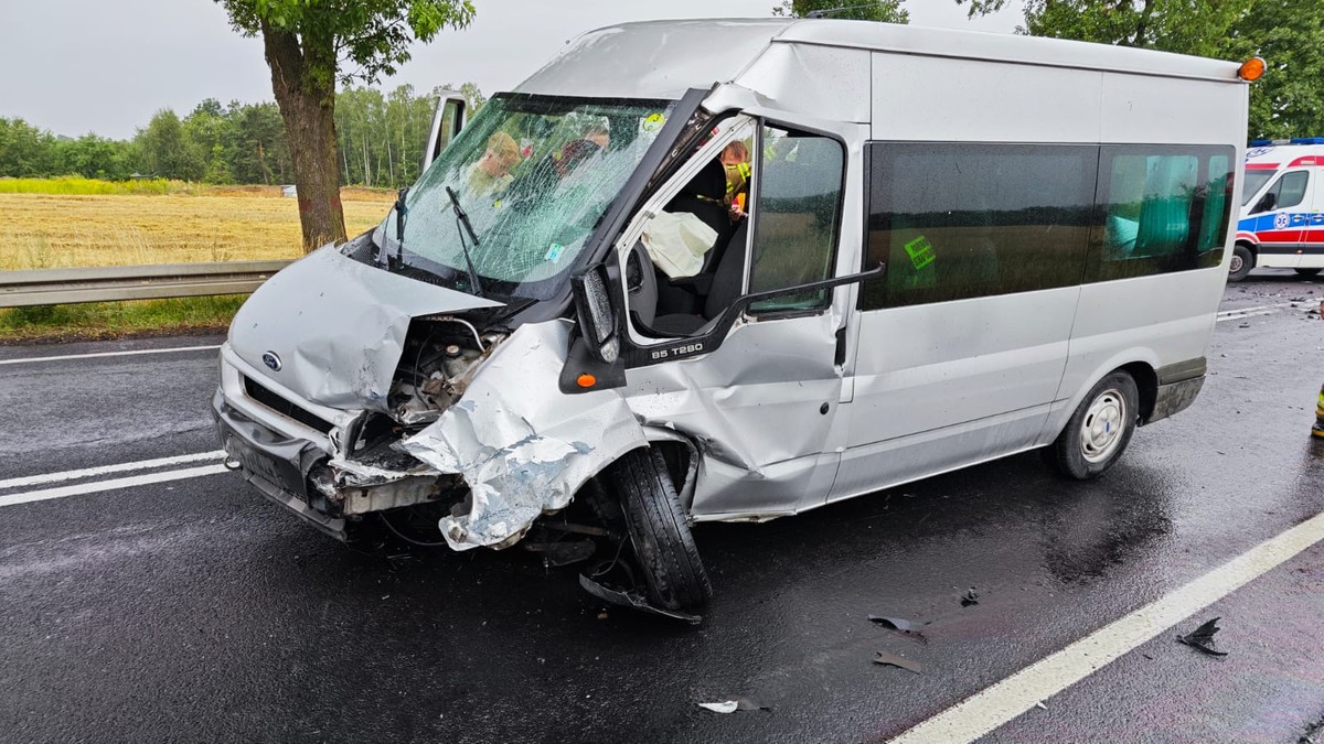 Nowy Świat: Pięć dziewczynek rannych w wypadku. Bus zderzył się z autem