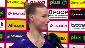 Portret kobiety w ok. 20-25 lat z blond włosami spiętymi w kok, uśmiechającej się lekko na tle kolorowych logotyp&oacute;w sponsor&oacute;w.