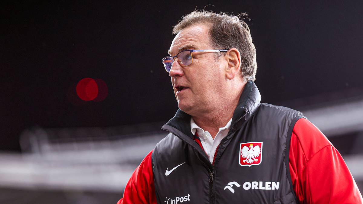 Michał Probierz w kamizelce reprezentacji Polski.