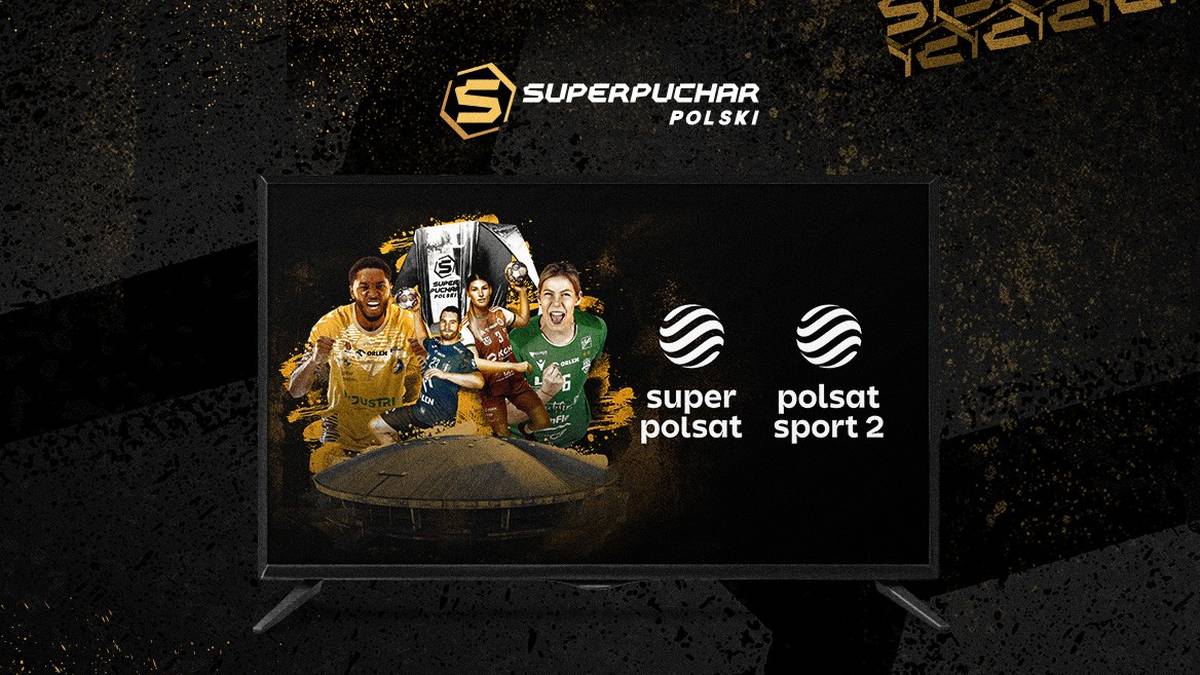 Obrazek przedstawia ekran telewizora wyświetlający grafikę promującą Superpuchar Polski w piłce ręcznej. Na ekranie widać grupę zawodników w strojach sportowych, logo "SUPERPUCHAR POLSKI" oraz logotypy "super polsat" i "polsat sport 2". Tło jest ciemne z elementami graficznymi nawiązującymi do sportu.