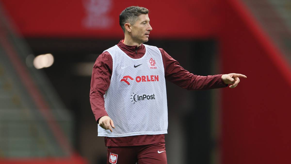 Robert Lewandowski w kamizelce treningowej reprezentacji Polski