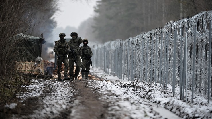 Granica z Białorusią. Dwie osoby rzucały kamieniami i gałęziami w stronę polskich funkcjonariuszy