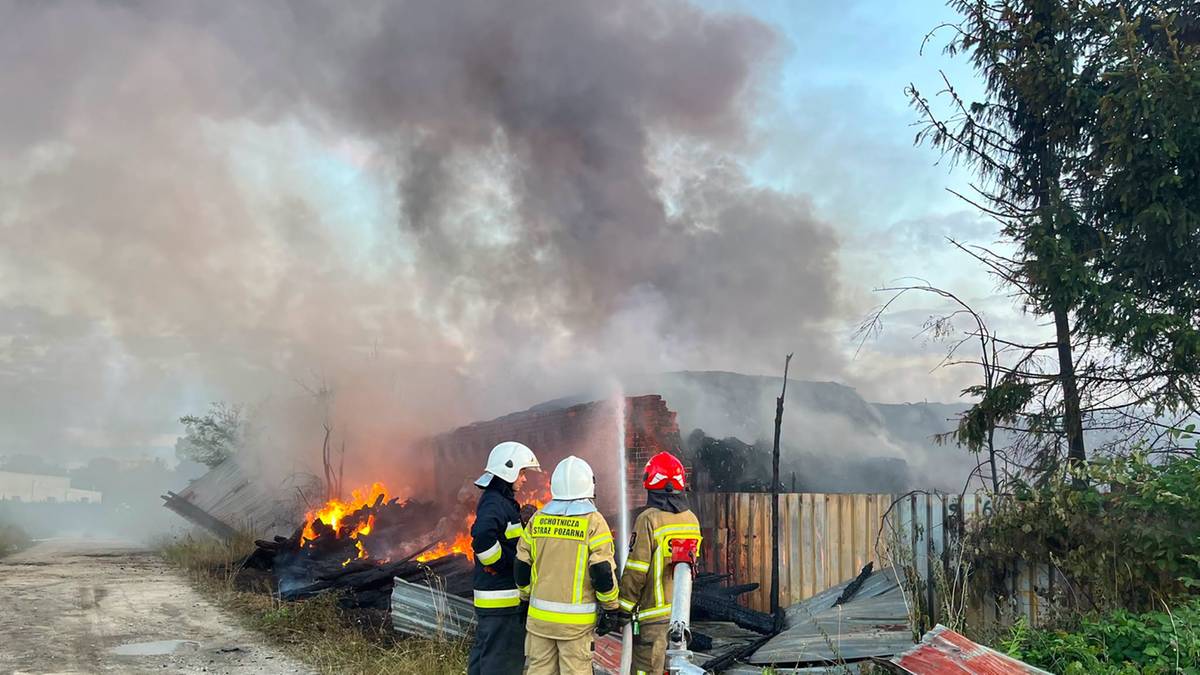Pożar dawnych obiektów kolejowych w Strzegomiu na Dolnym Śląsku — alert dla mieszkańców