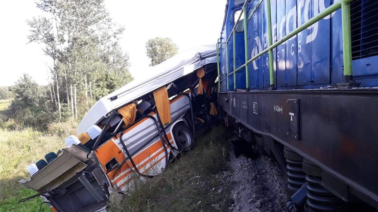 Łódzkie: autobus zderzył się z lokomotywą. Jedna osoba nie żyje