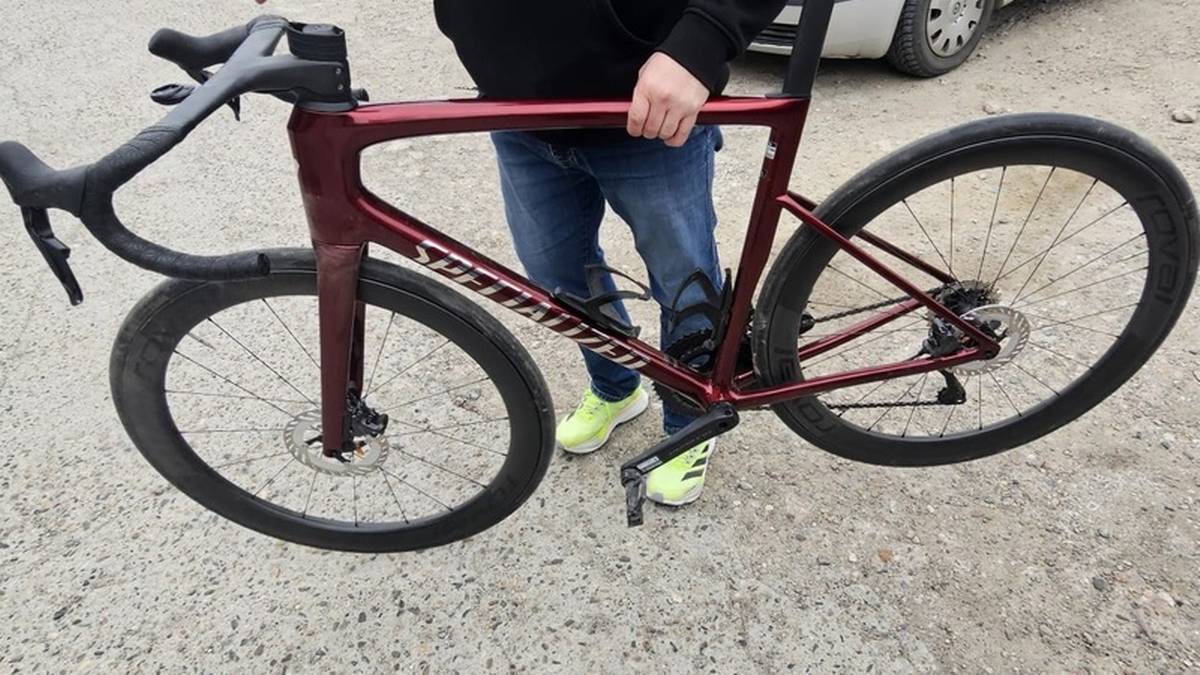 20-latek uciekał przed policją na skradzionym rowerze. Prawie wygrał wyścig kolarski