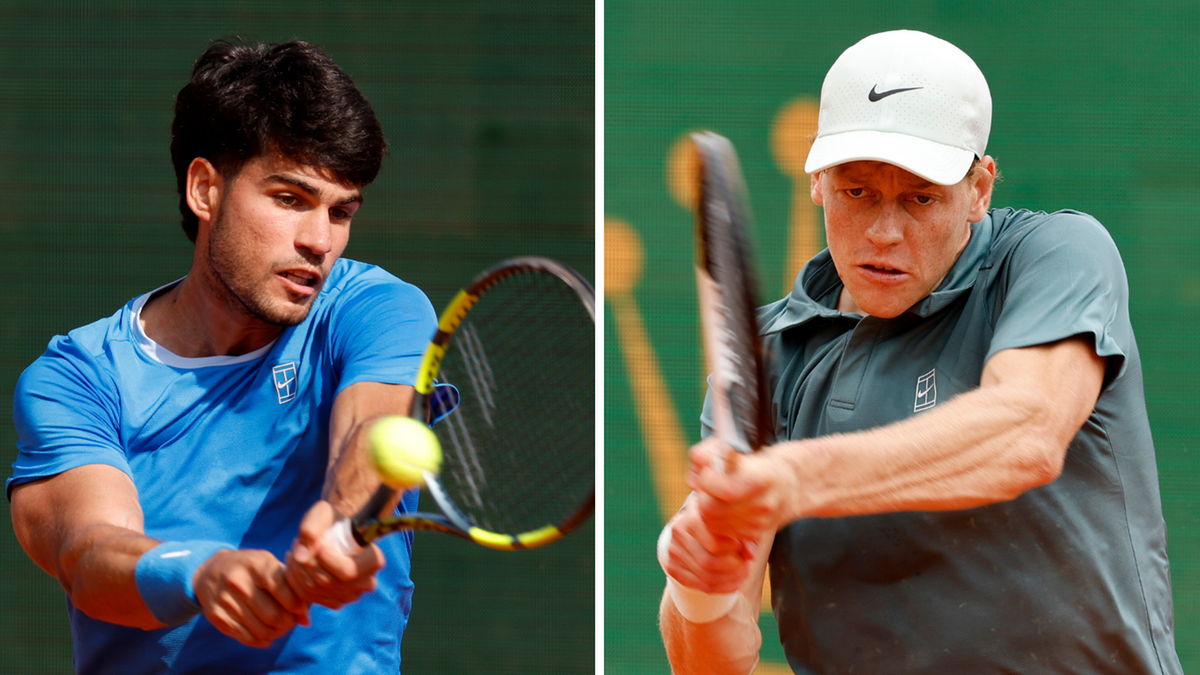 Dw&oacute;ch tenisist&oacute;w, Carlos Alcaraz i Jannik Sinner, grających na korcie ziemnym.