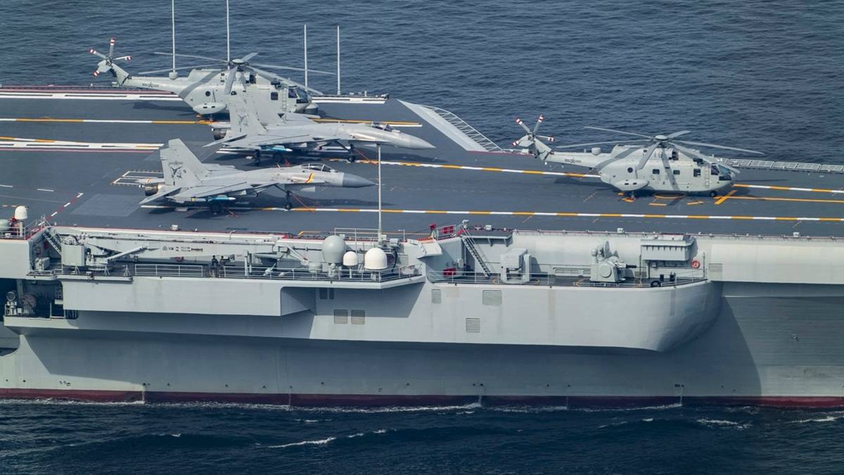 Chiński lotniskowiec z helikopterami i samolotem na pokładzie.