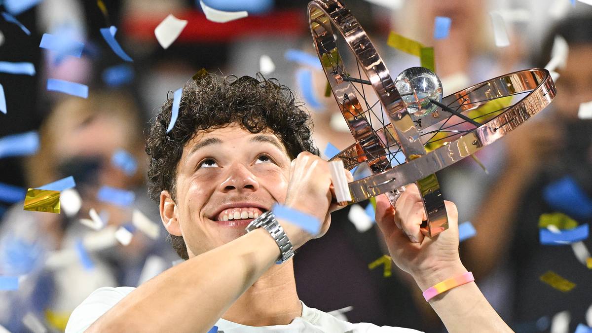 Ben Shelton z trofeum i konfetti wokół