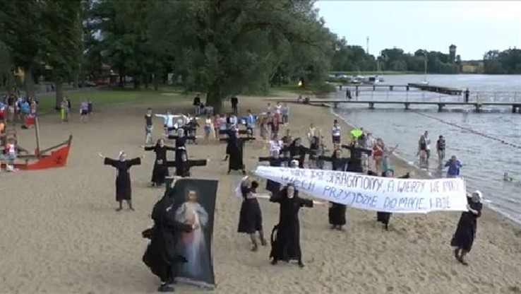 Siostry zakonne tańczące na plaży hitem internetu
