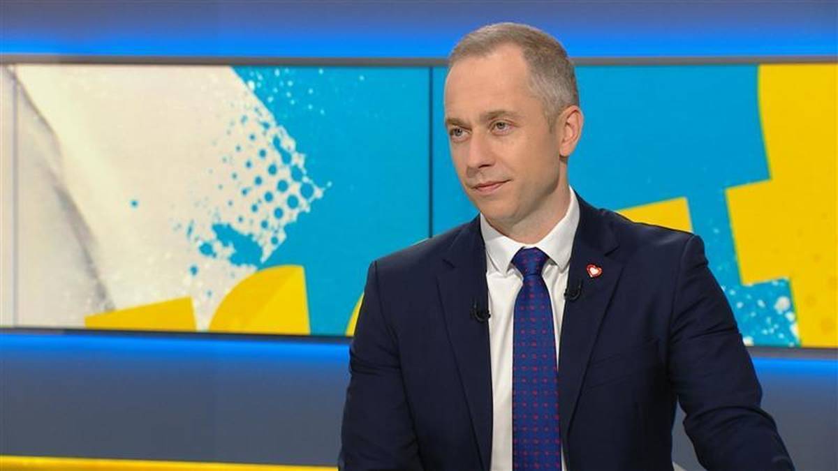 Cezary Tomczyk on "Graffiti." Watch starting at 7:40