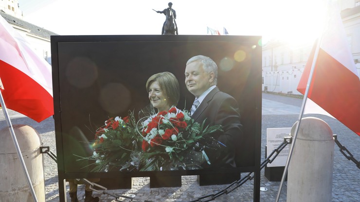 12. rocznica katastrofy smoleńskiej. Warszawiacy zebrali się przed Pałacem Prezydenckim