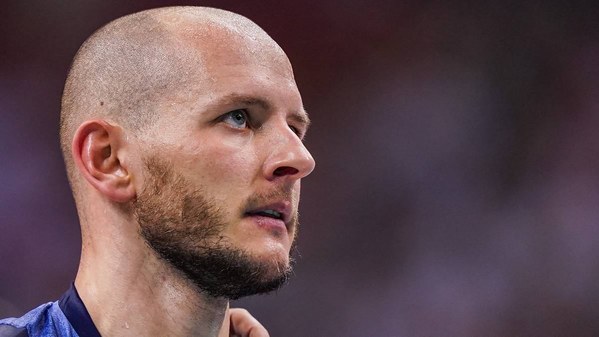 Portret mężczyzny z ogoloną głową i zarostem