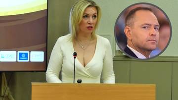 Maria Zakharova przemawia za m&oacute;wnicą, z jej podobizną w okręgu w prawym g&oacute;rnym rogu.