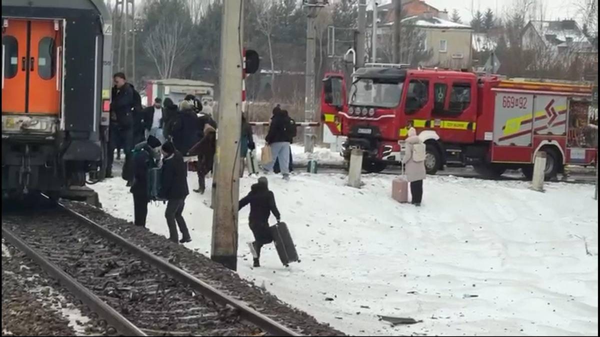 W auto uderzyły dwa pociągi, wybuchł pożar. Groźny wypadek pod Warszawą