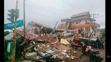 Trzęsienie ziemi w Indonezji. Dziesiątki zabitych, ostrzeżenie przed tsunami