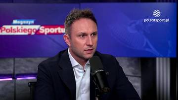 Mężczyzna w garniturze siedzi przed mikrofonem, na tle ekranu z napisem "Magazyn Polskiego Sportu".