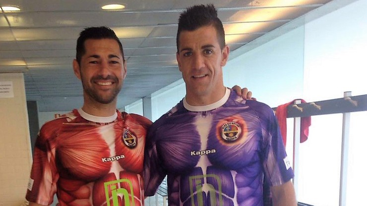 Piłkarze obdarci ze skóry! Szokujące stroje w Hiszpanii (WIDEO)