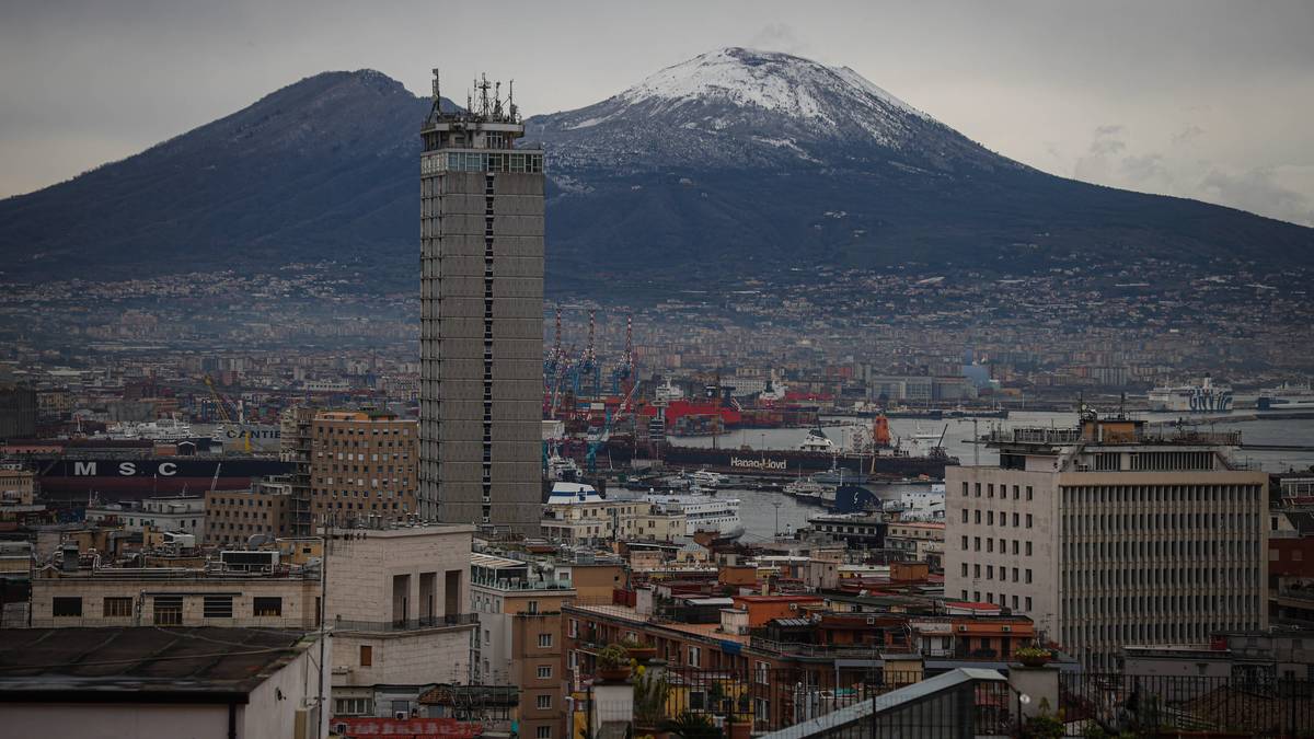 Widok na panoramę Neapolu z g&oacute;rującym Wezuwiuszem w tle.