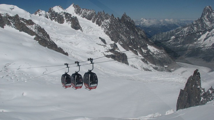 110 osób utknęło w kolejce górskiej pod Mont Blanc. Uwięzieni w wagonikach