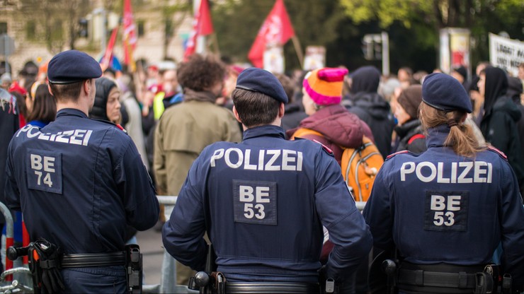 Niespokojny weekend w Dreźnie: marsze koronasceptyków i neonazistów, dwóch dziennikarzy rannych