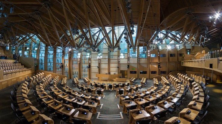 Parlament Szkocji przyjął uchwałę za pozostaniem we wspólnym rynku UE. Wbrew deklaracjom premier Wielkiej Brytanii