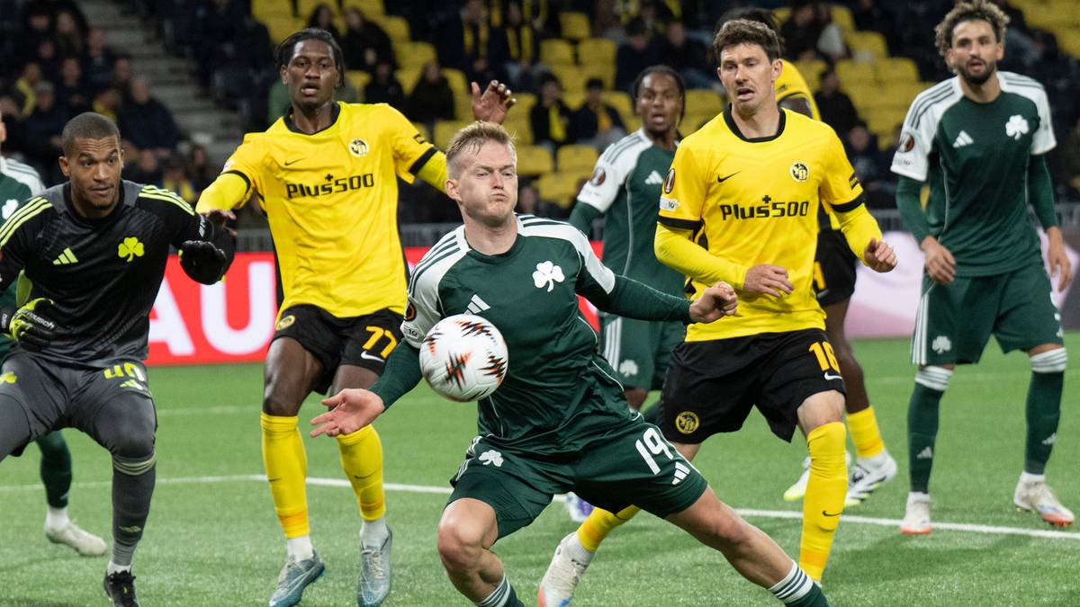 Piłkarz w zielonym stroju z numerem 19 na plecach podaje piłkę, otoczony przez przeciwników w żółtych strojach.